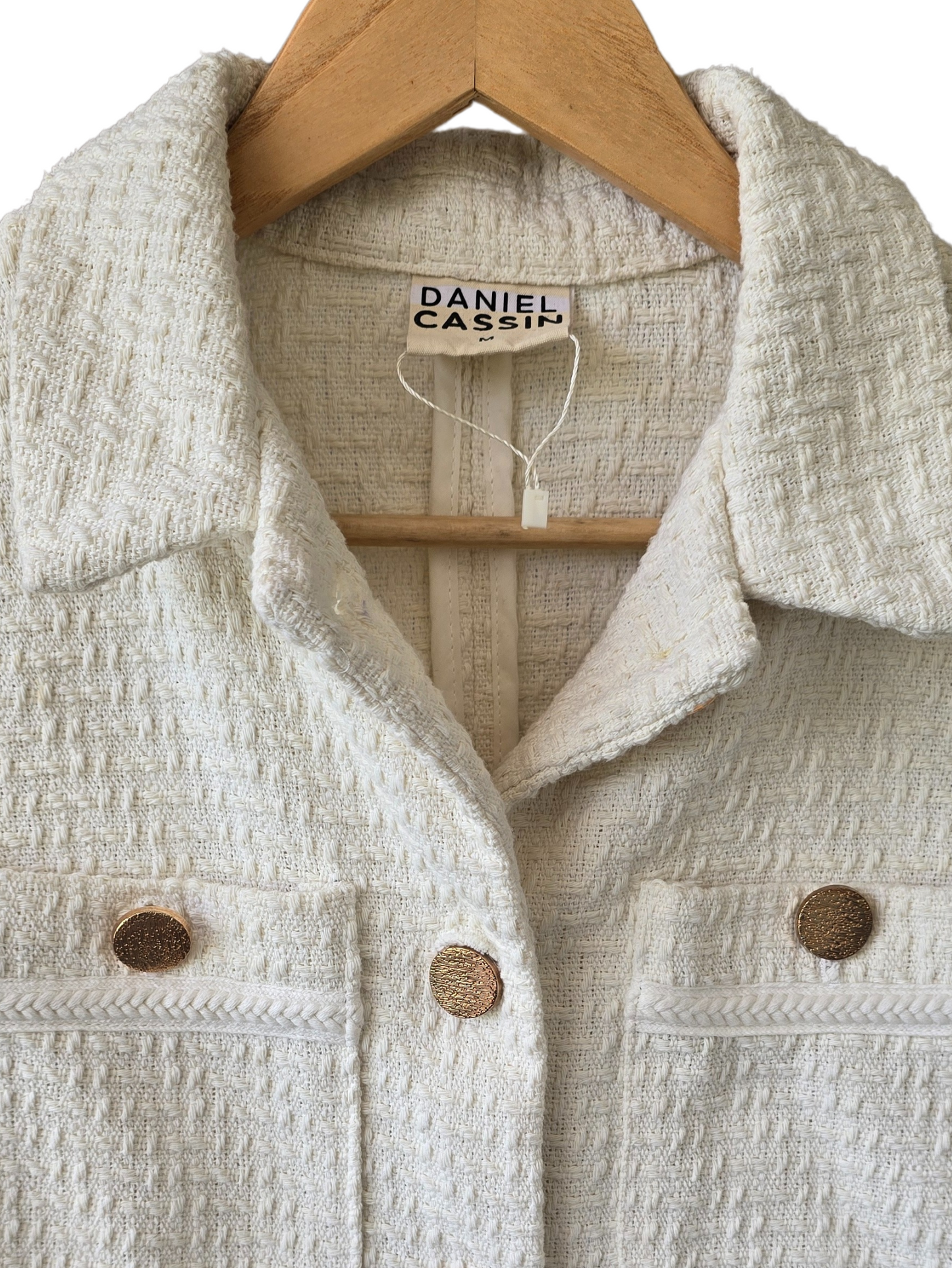Chaqueta crop Daniel Cassin, blanca con botones dorados, talle M