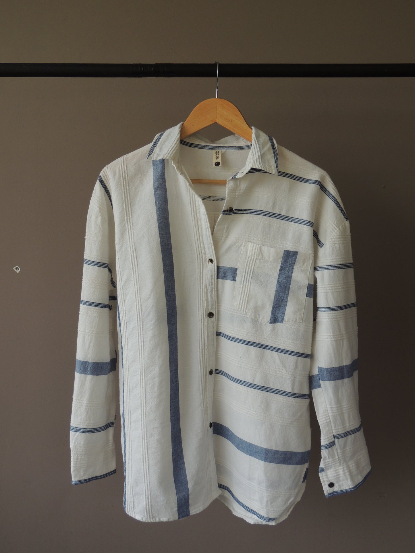 Camisa Indian talle S, oversize blanca y azul