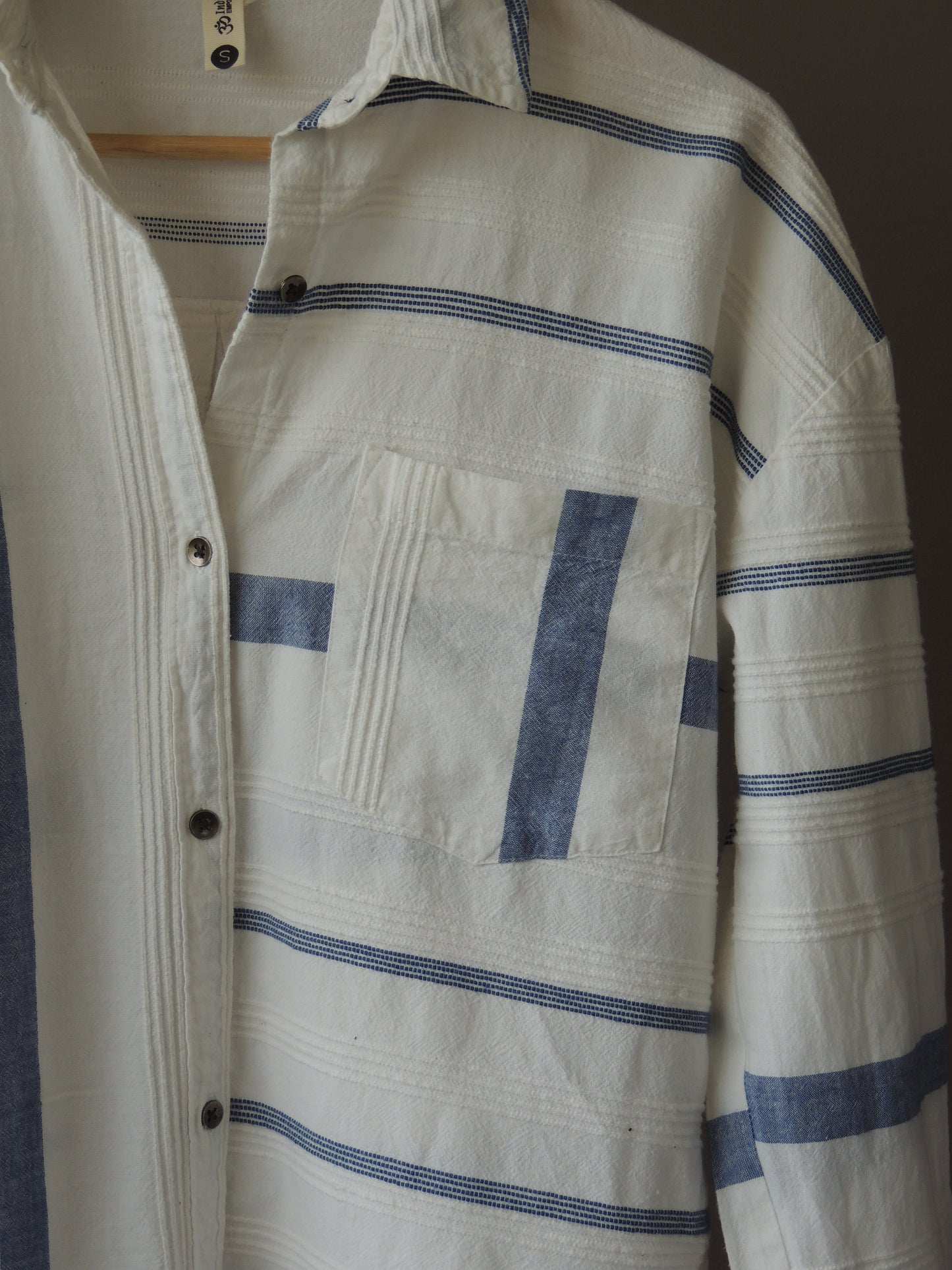 Camisa Indian talle S, oversize blanca y azul