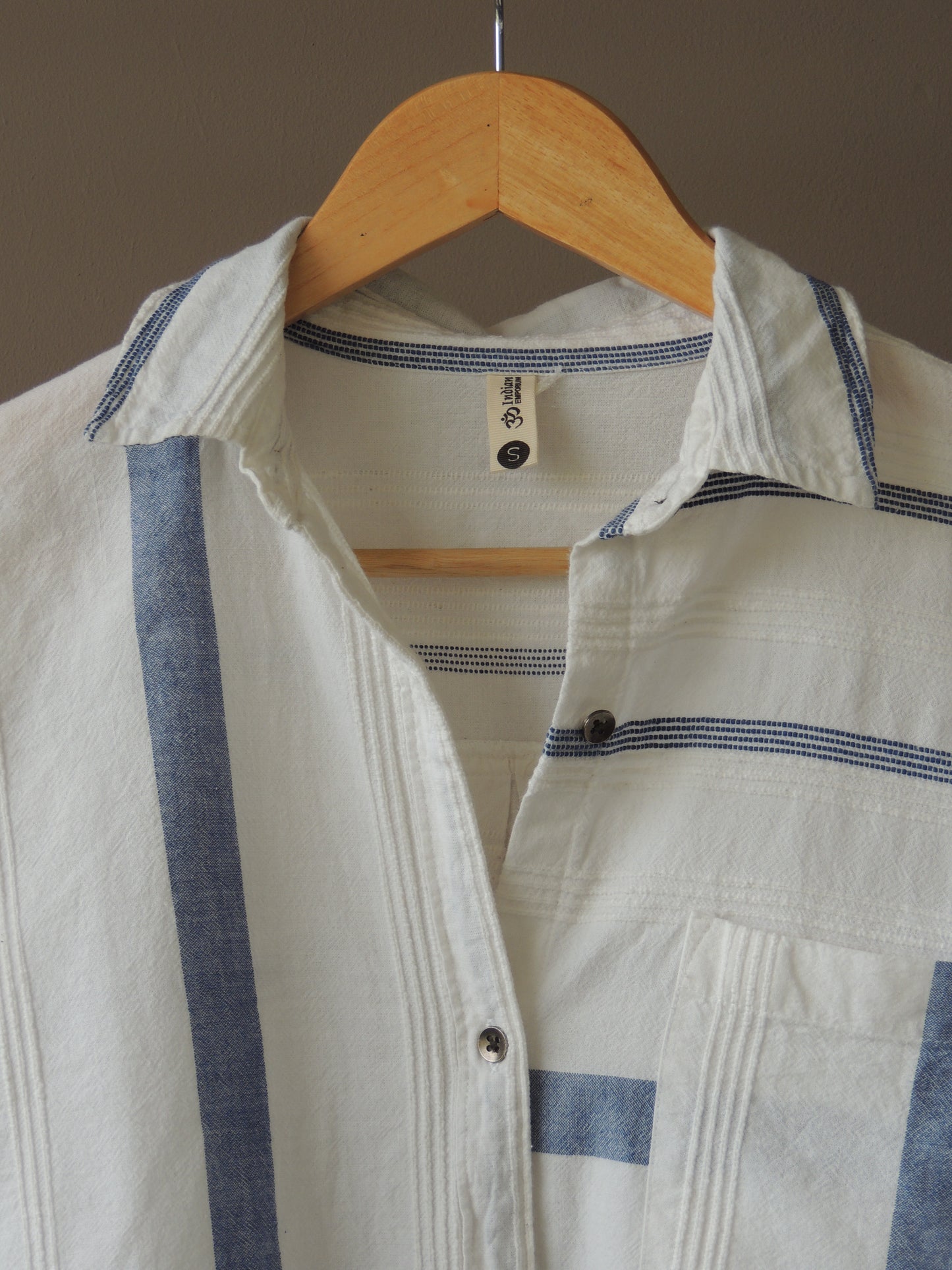 Camisa Indian talle S, oversize blanca y azul