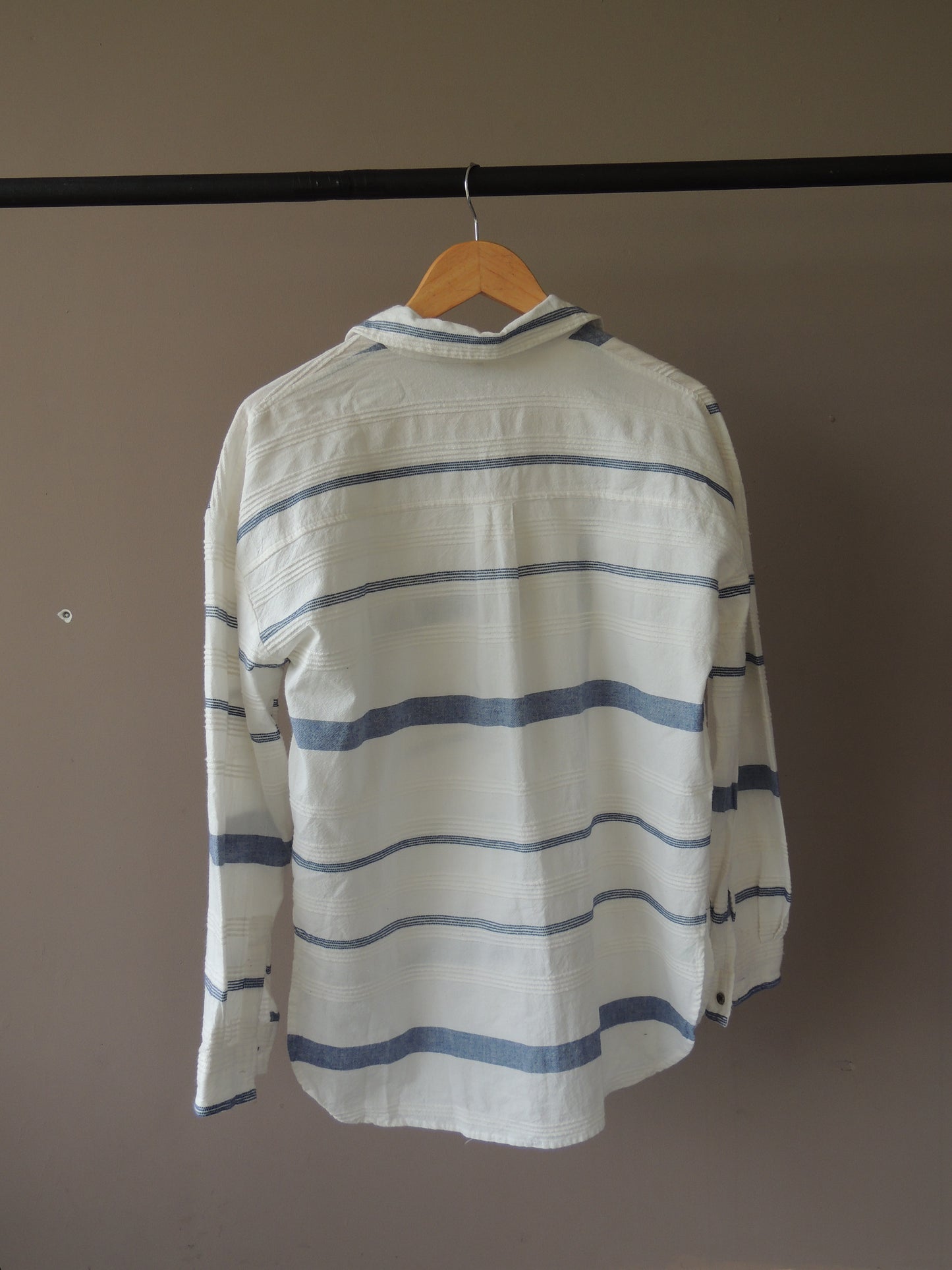 Camisa Indian talle S, oversize blanca y azul