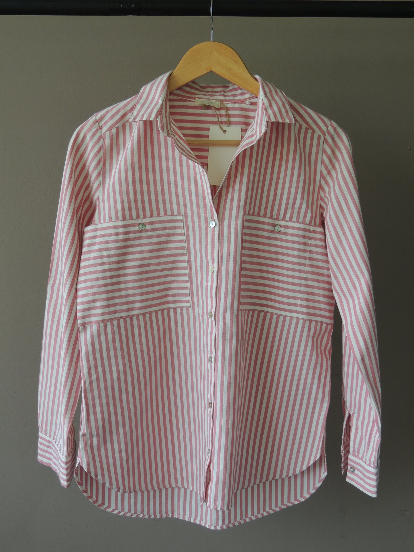 Camisa Urban Haus, a rayas blanca y rosada, oversize talle S