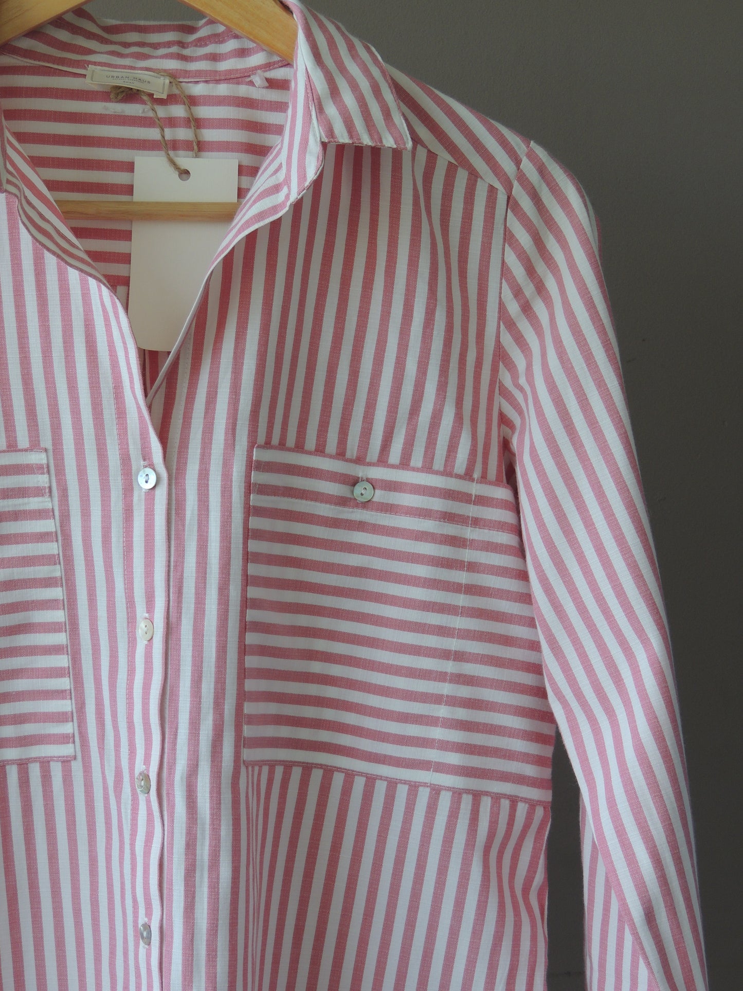 Camisa Urban Haus, a rayas blanca y rosada, oversize talle S
