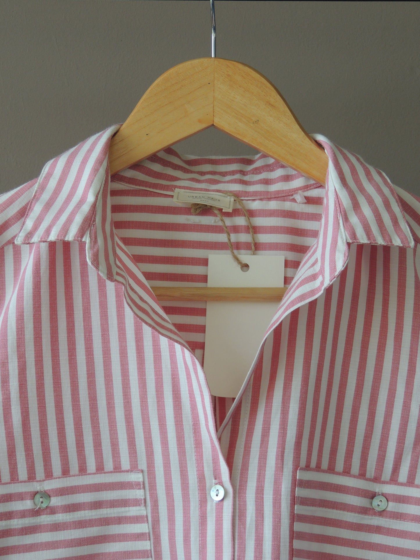 Camisa Urban Haus, a rayas blanca y rosada, oversize talle S