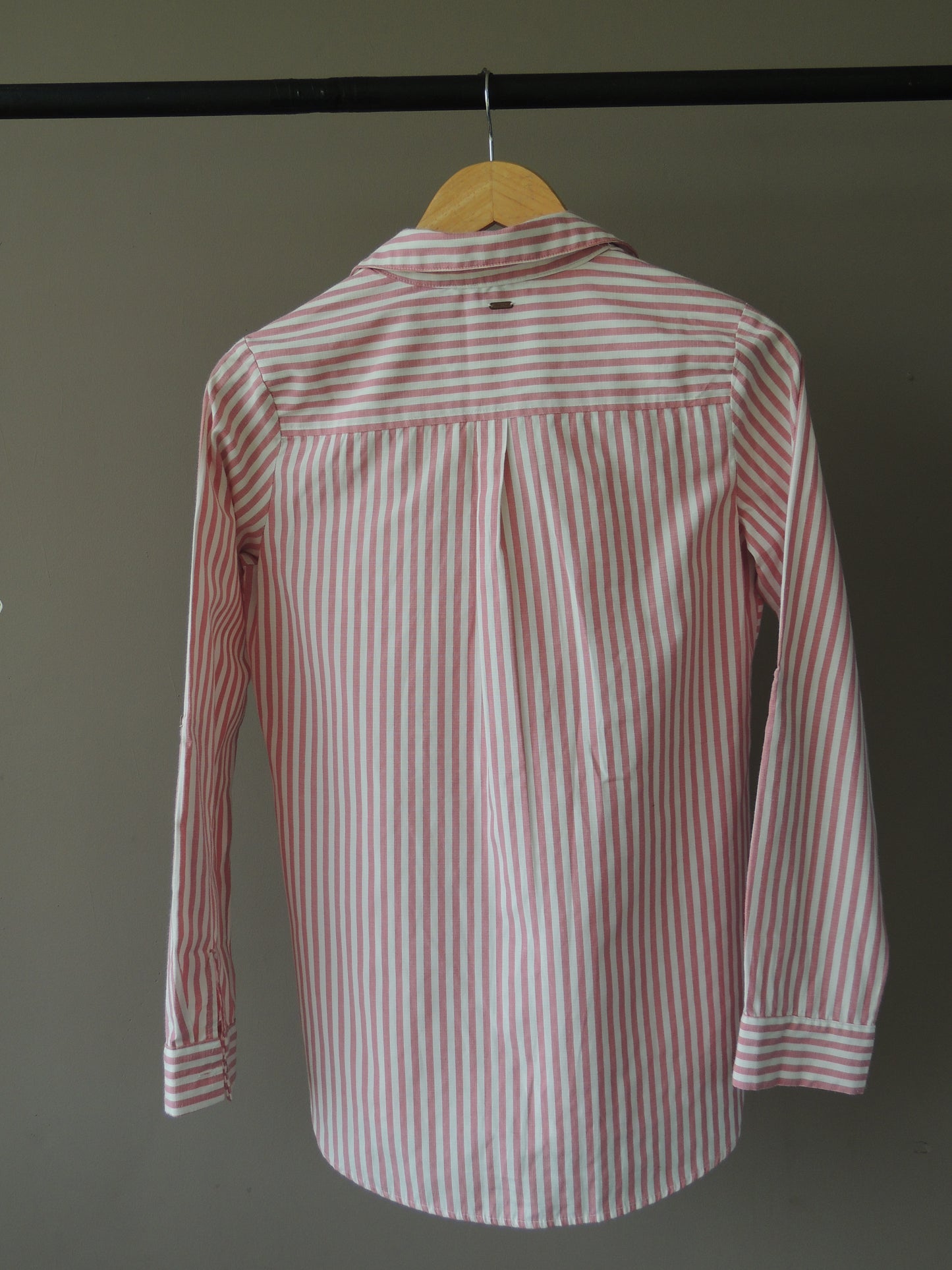 Camisa Urban Haus, a rayas blanca y rosada, oversize talle S