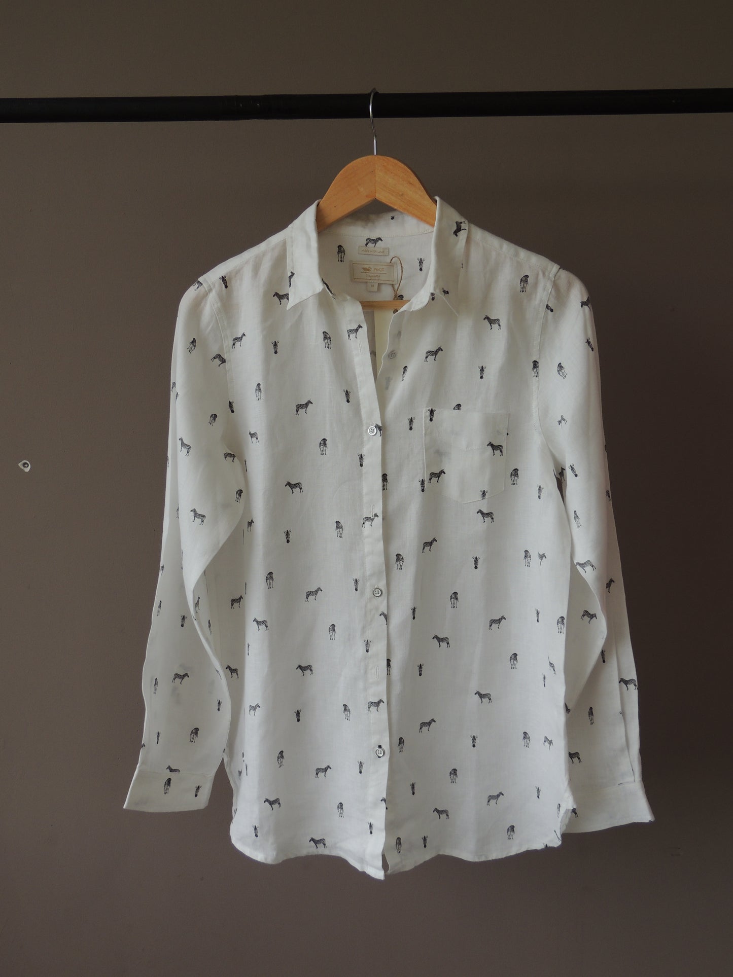 Camisa RKF con estampa de cebras, talle