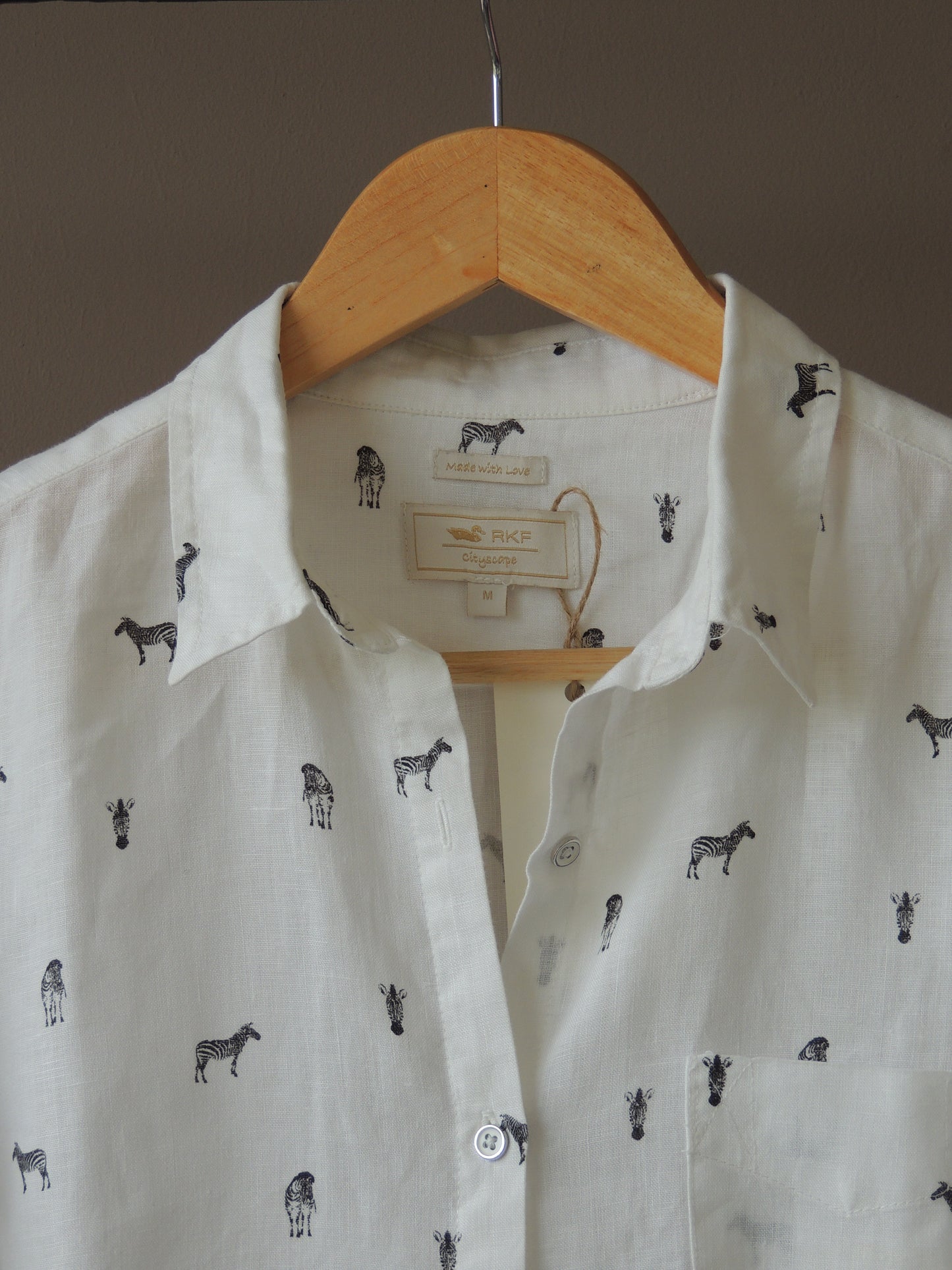 Camisa RKF con estampa de cebras, talle
