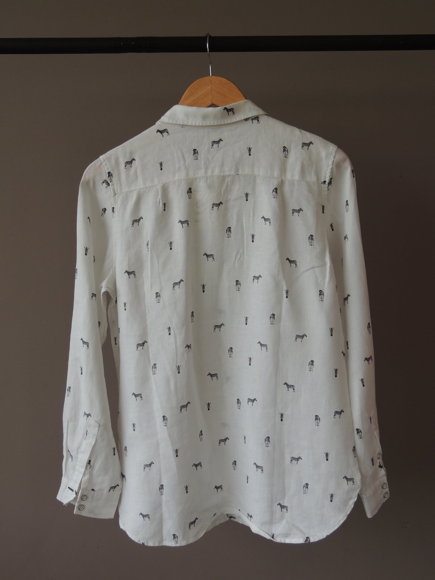 Camisa RKF con estampa de cebras, talle