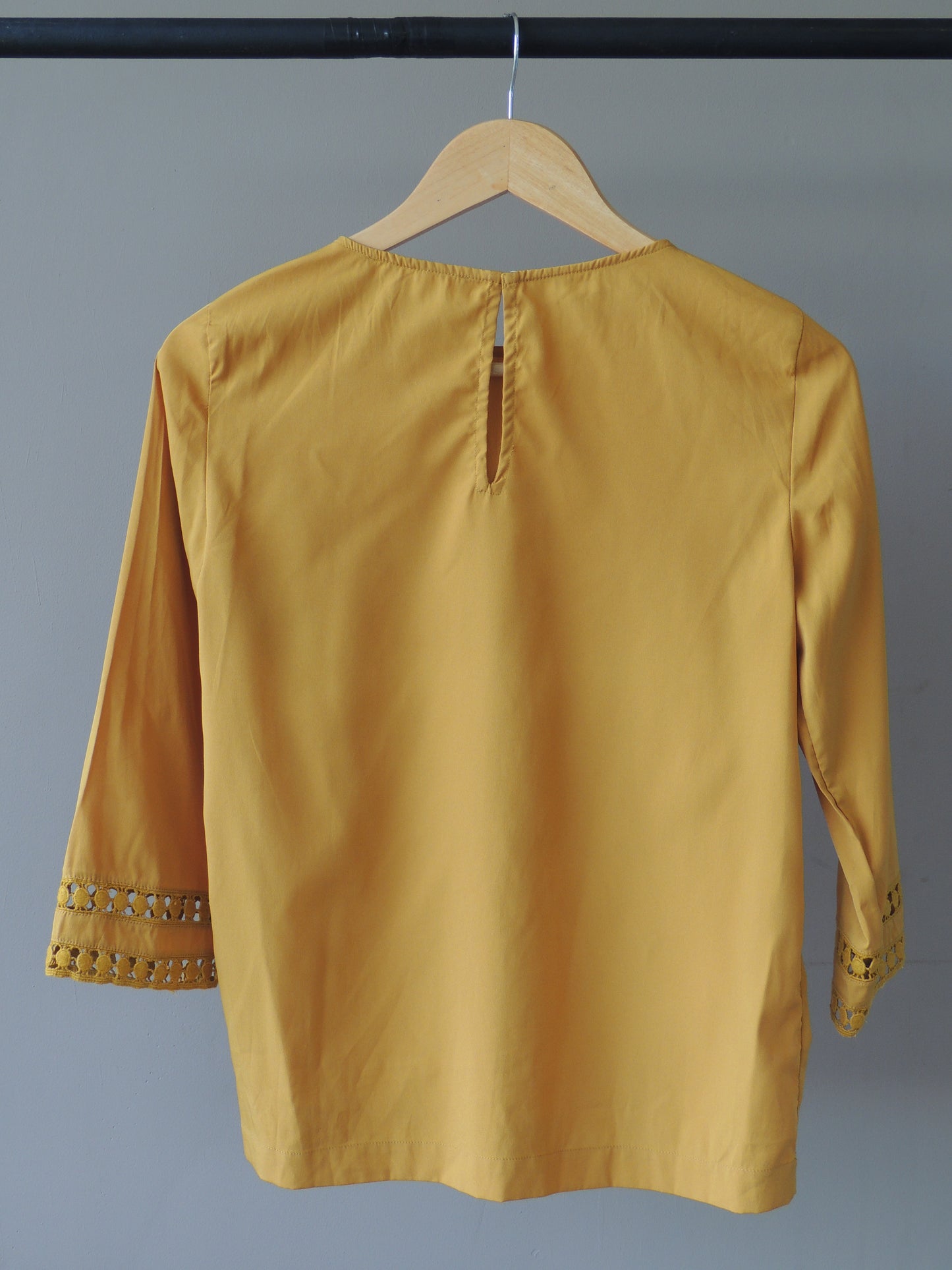 Blusa Sfera, color mostaza, talle M