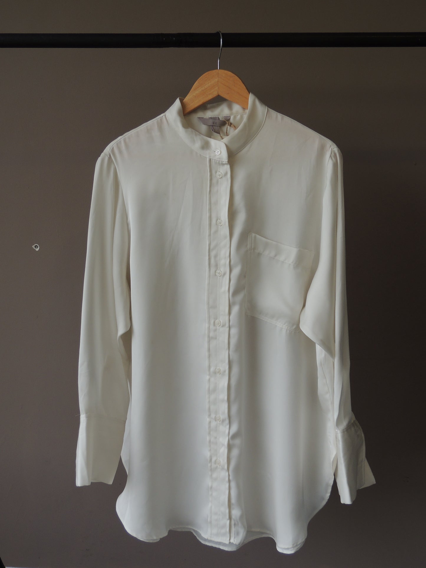 Camisa blanca de seda H&M, talle XL