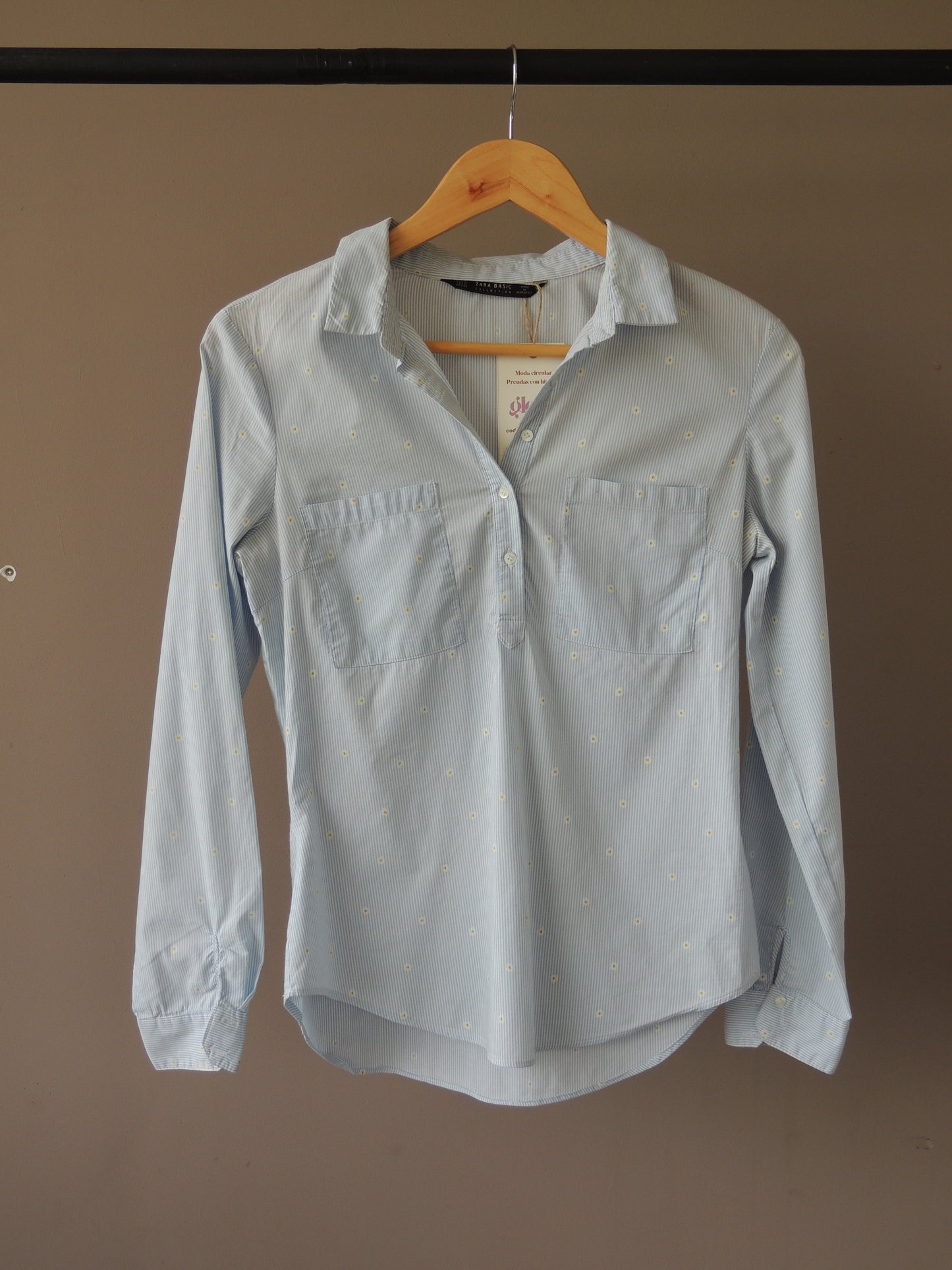 Blusa Zara, celeste con margaritas, talle M entallada