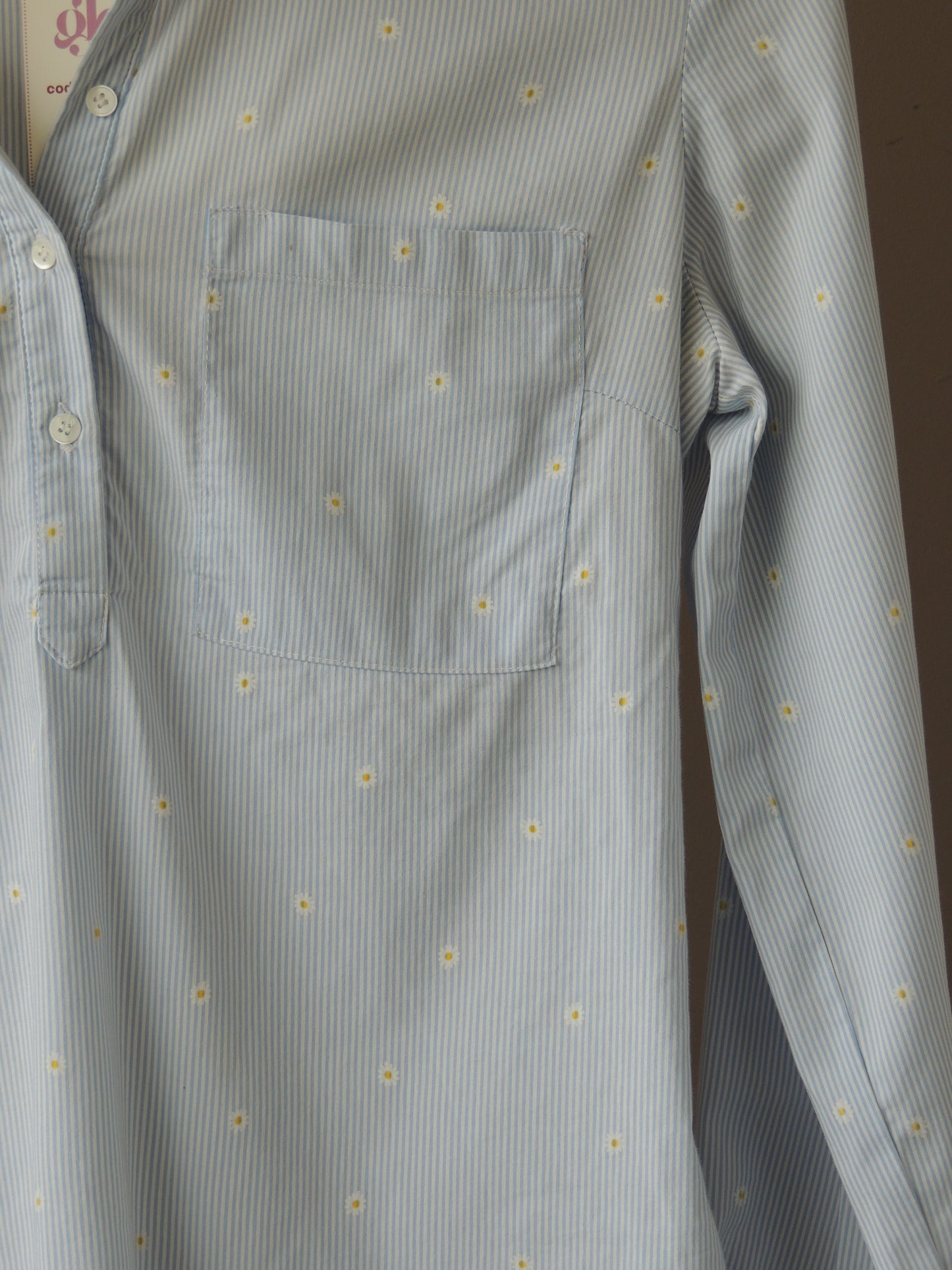 Blusa Zara, celeste con margaritas, talle M entallada
