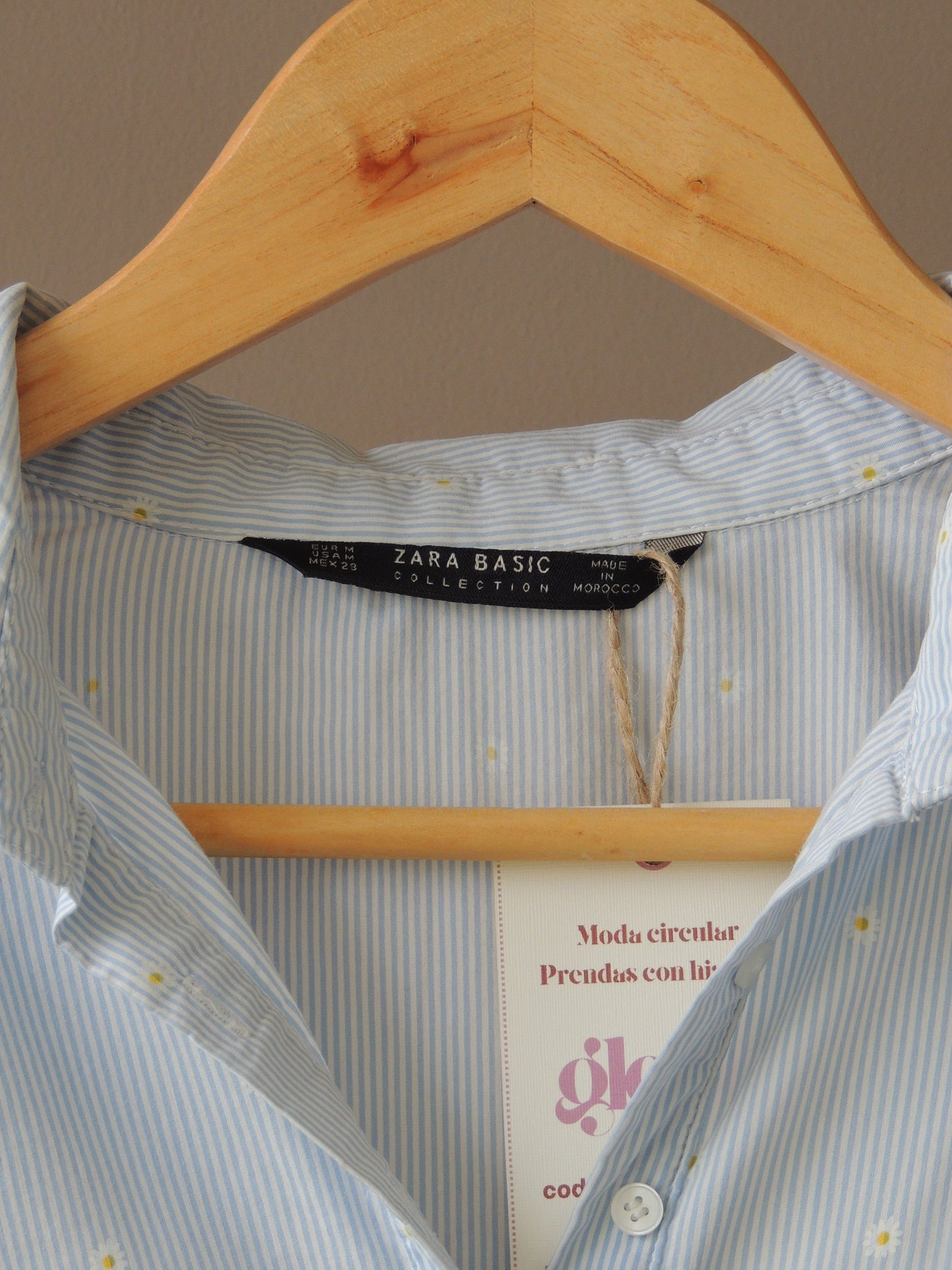 Blusa Zara, celeste con margaritas, talle M entallada