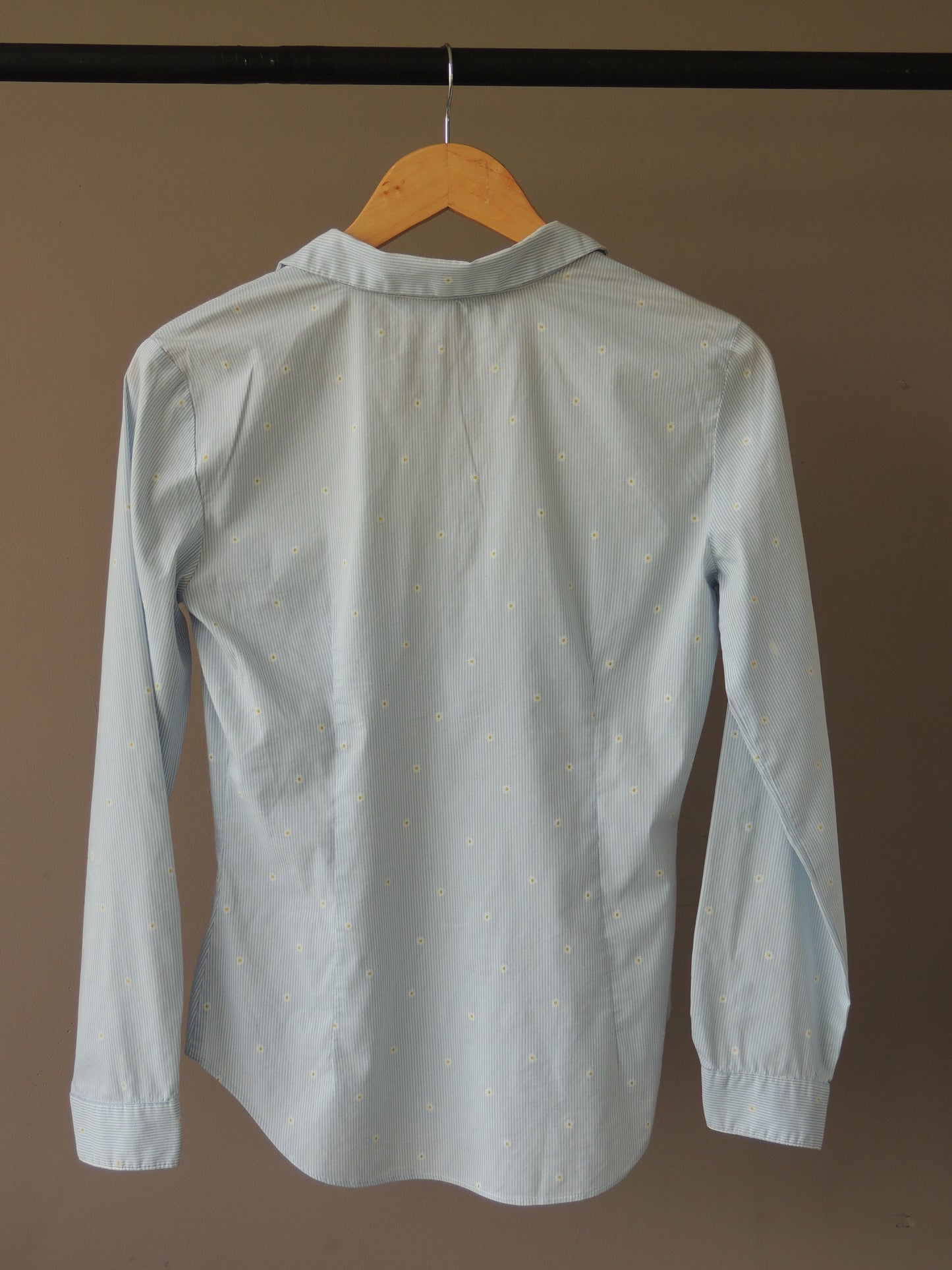 Blusa Zara, celeste con margaritas, talle M entallada