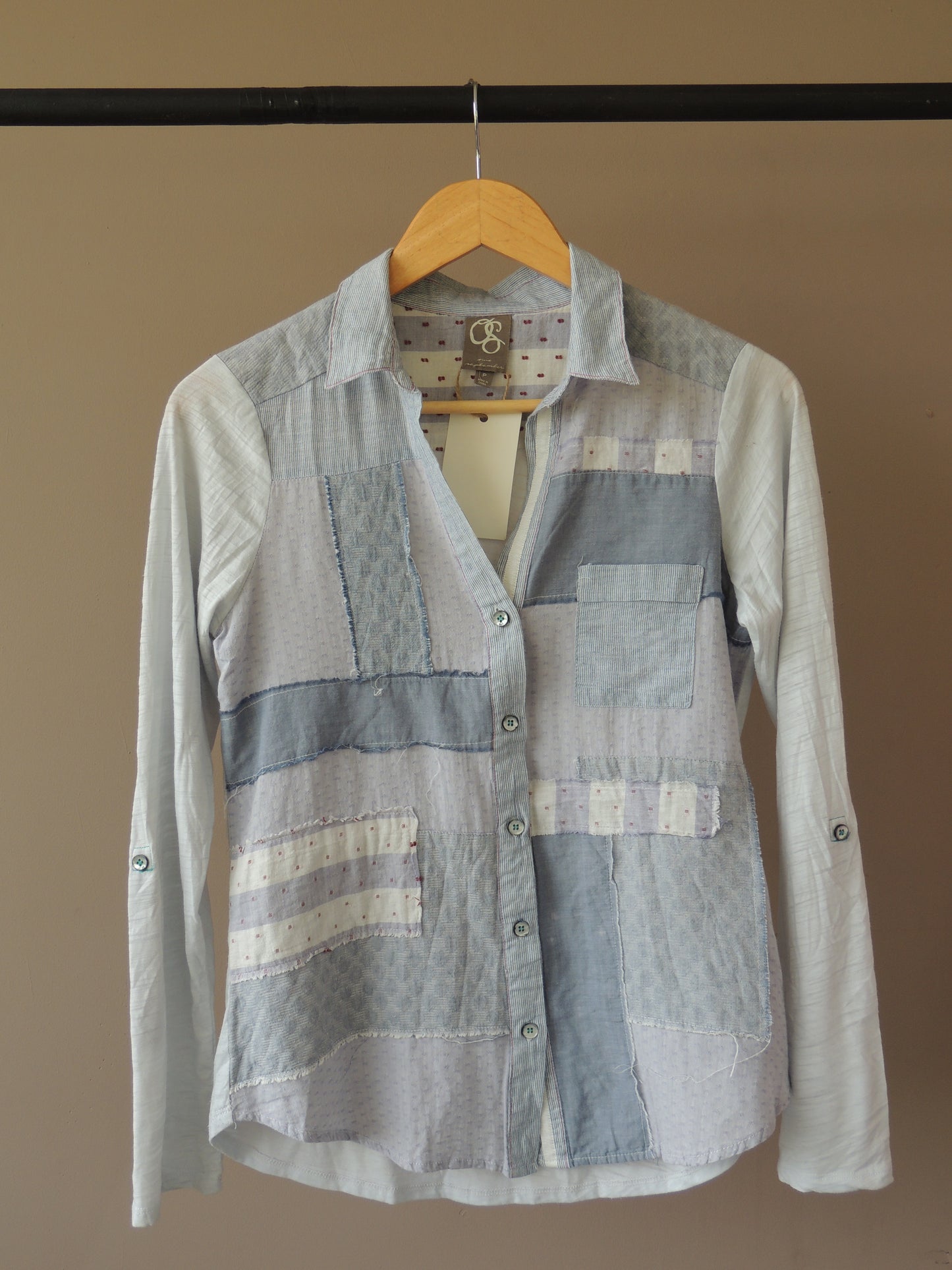 Camisa One September, tipo patchwork, celeste, talle P