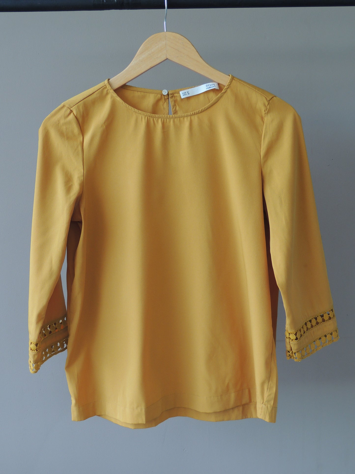 Blusa Sfera, color mostaza, talle M