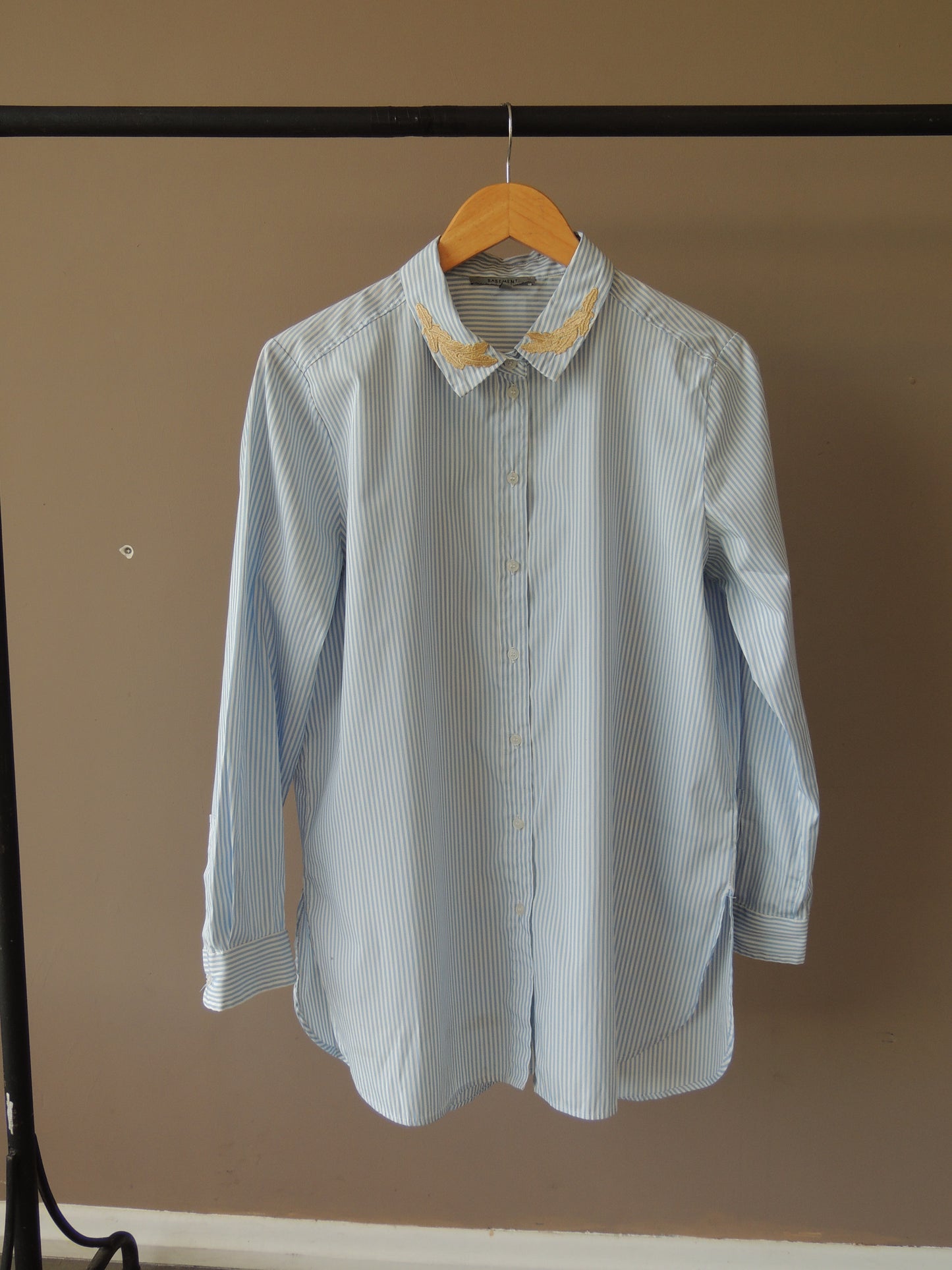 Camisa Basement a rayas celeste con bordado