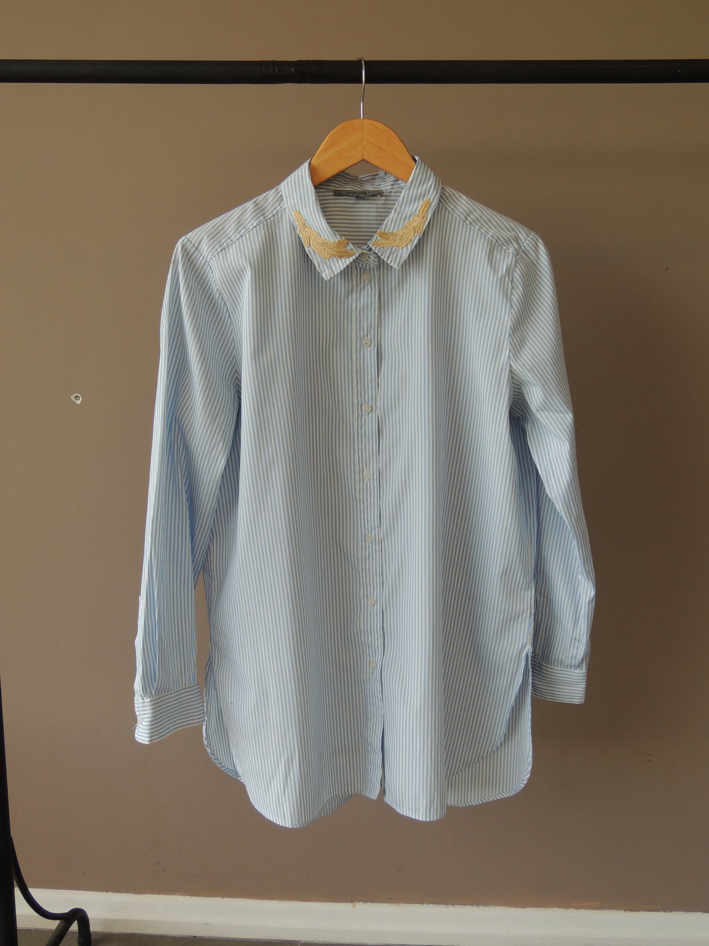 Camisa Basement a rayas celeste con bordado