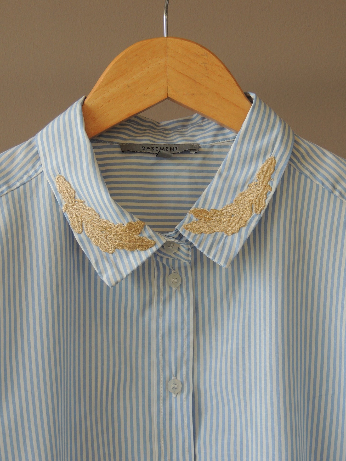 Camisa Basement a rayas celeste con bordado