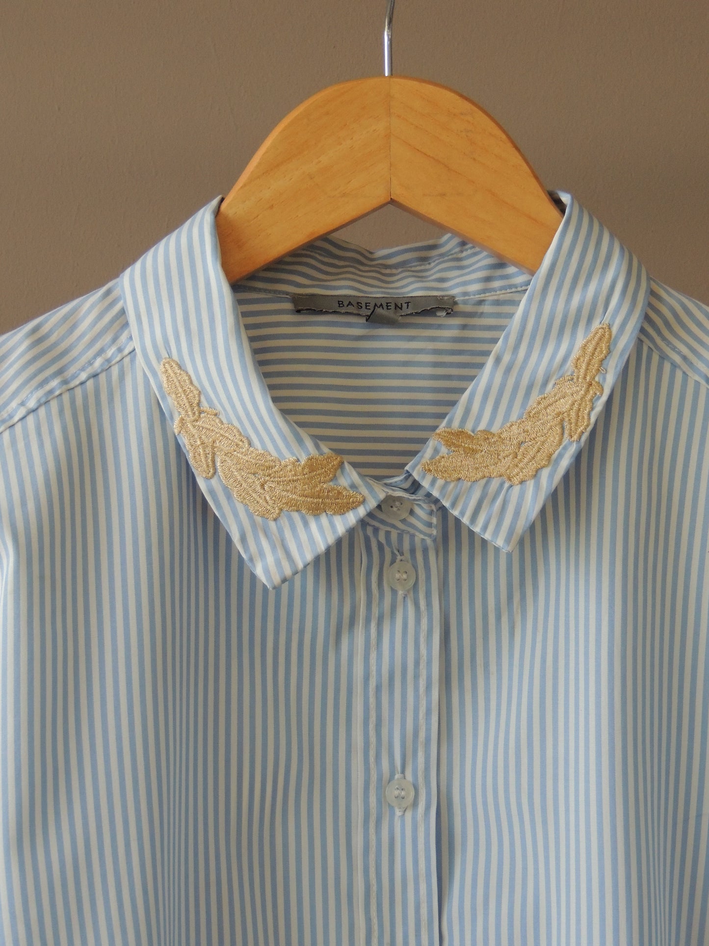 Camisa Basement a rayas celeste con bordado