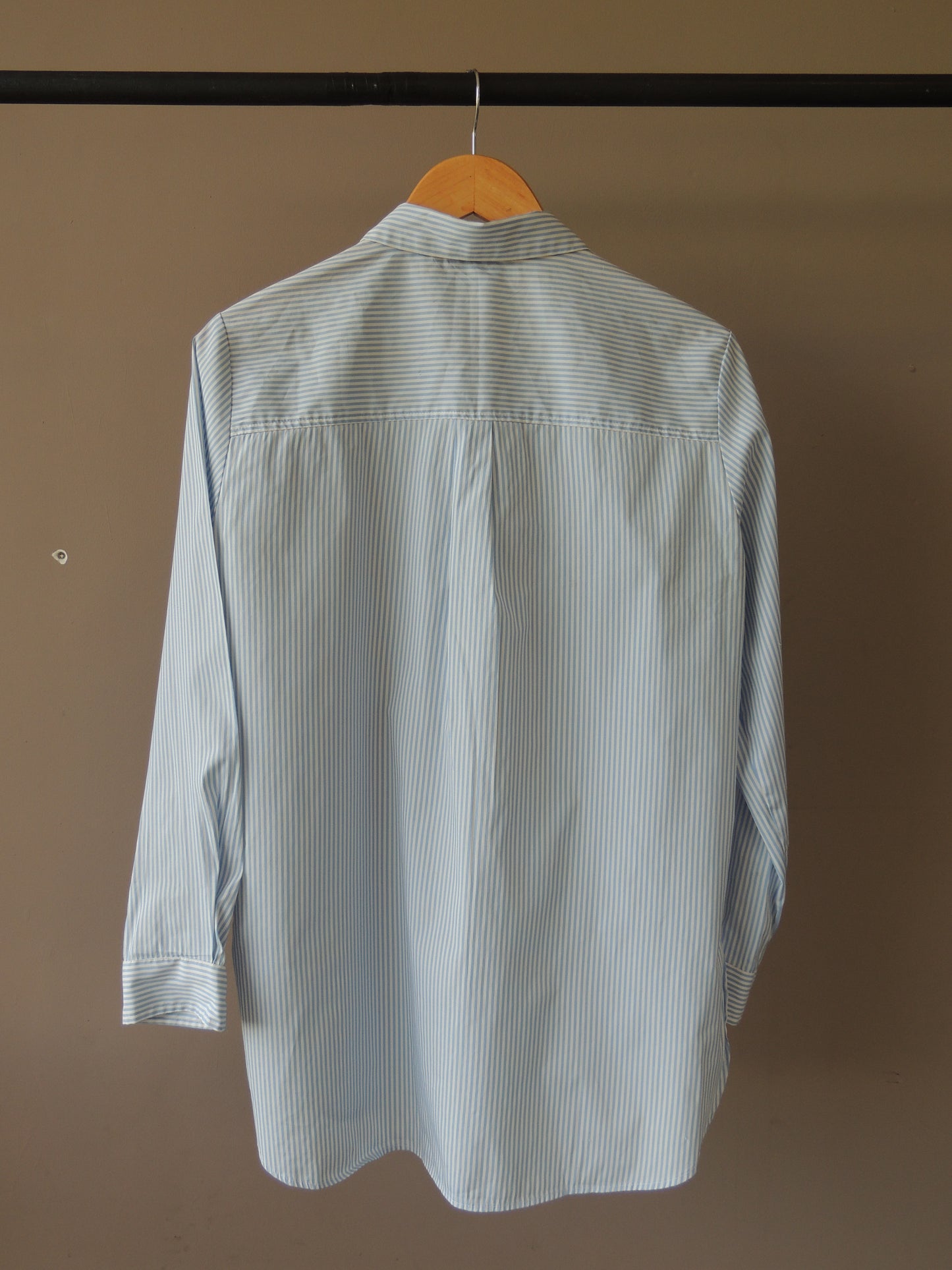 Camisa Basement a rayas celeste con bordado