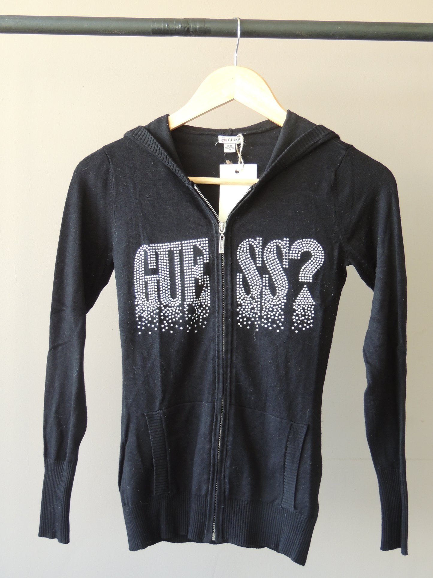 Campera de hilo, Guess, negra con brillos XS